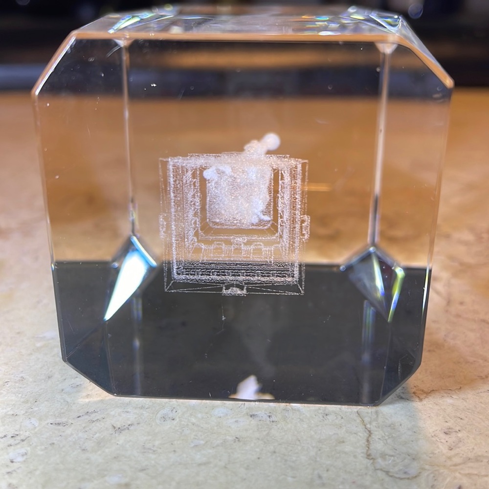 Crystal statue of liberty paperweight - Picture 7 of 11